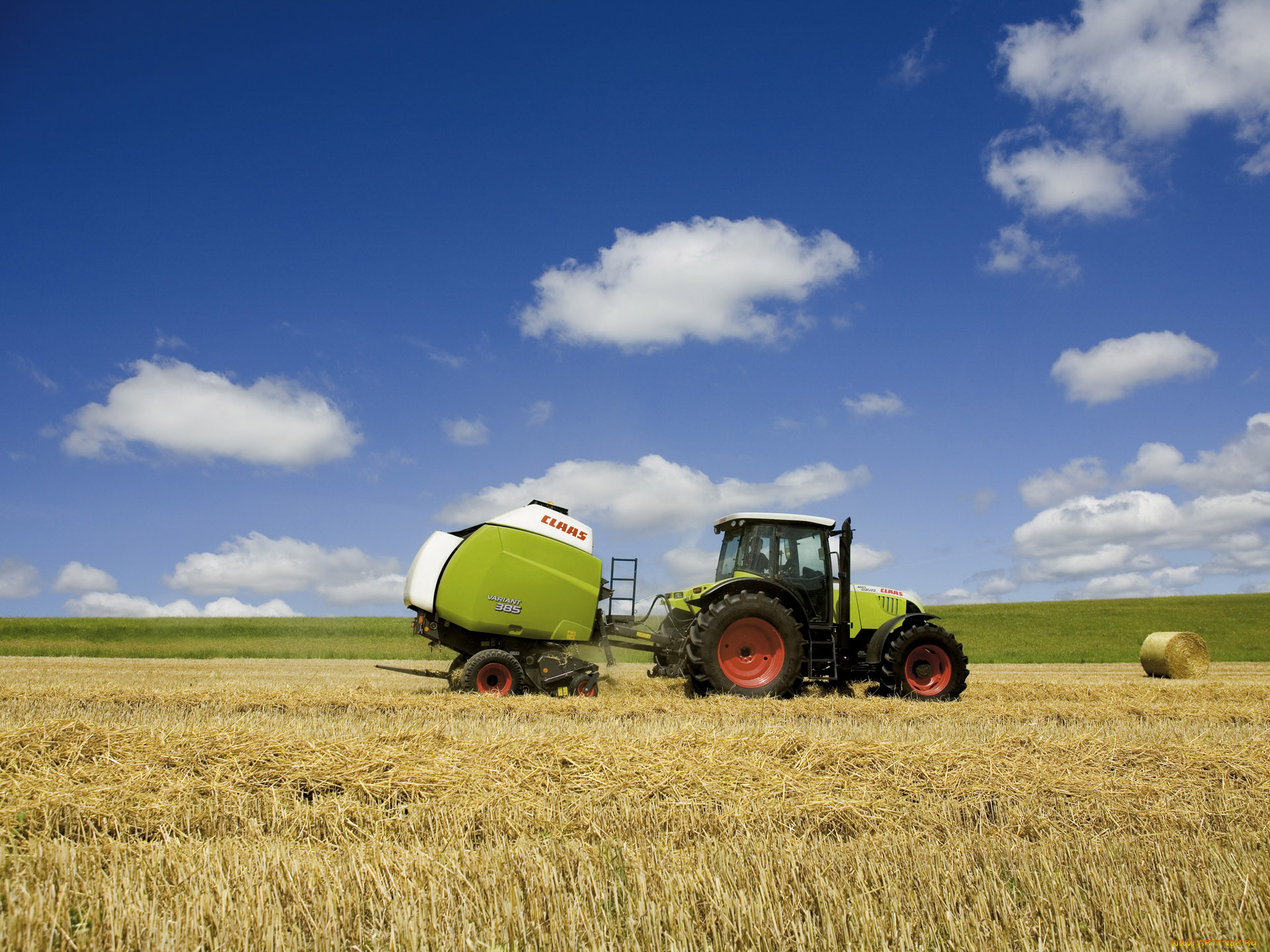 Сельхоз. Трактор в поле. Сельхозтехника в поле. Трактор и комбайн в поле. Поле пшеницы и трактор.